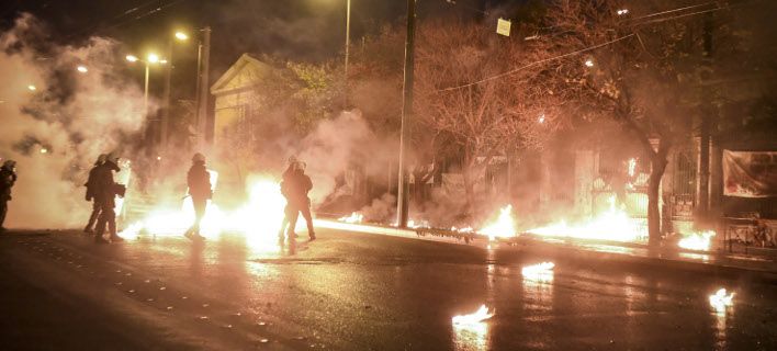 Πολυτεχνείο: 19 συλλήψεις για τα επεισόδια -Μολότοφ, φωτιές και χημικά