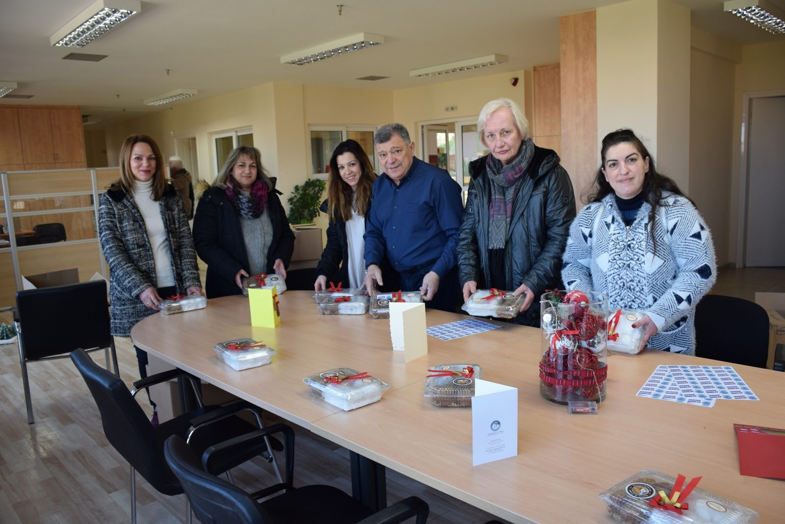 Γλυκίσματα σε ωφελούμενους του “Βοήθεια στο Σπίτι”