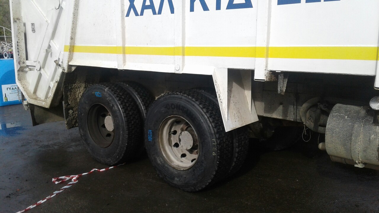 Αντικατάσταση των φθαρμένων ελαστικών στα οχήματα του Δήμου Χαλκιδέων-ΦΩΤΟ