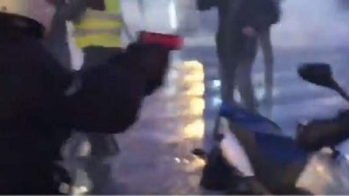 Ένταση στο Παρίσι – Αστυνομικός έβγαλε όπλο στα “κίτρινα γιλέκα”