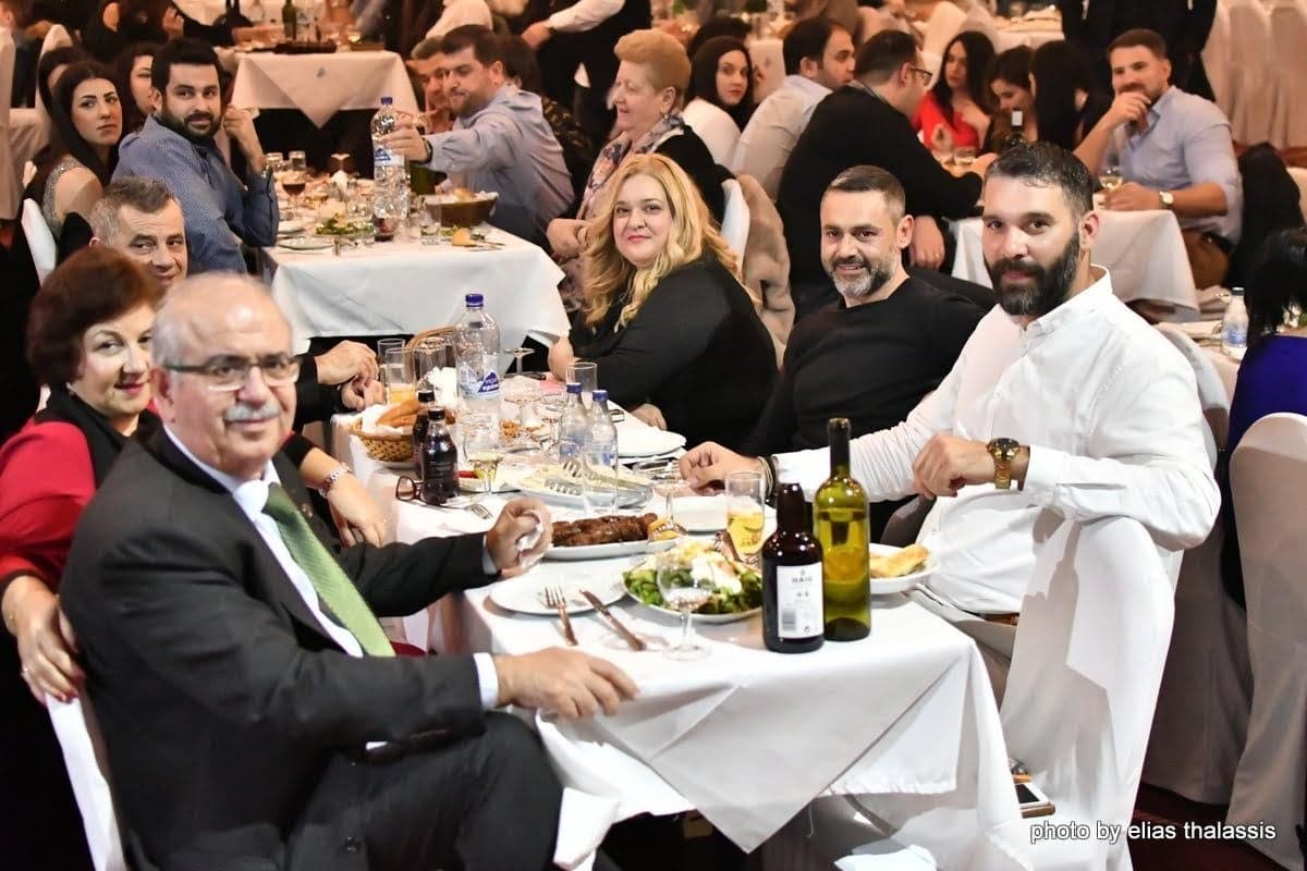 Στο ίδιο τραπέζι