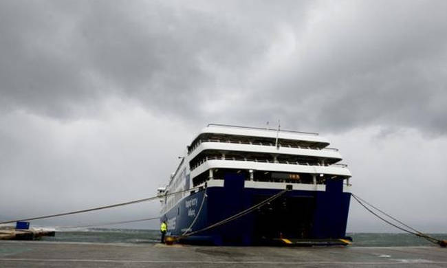 Αίρεται το απαγορευτικό απόπλου από τον Πειραιά-Κλειστή παραμένει η γραμμή Αγ.Μαρίνα-Νέα Στύρα