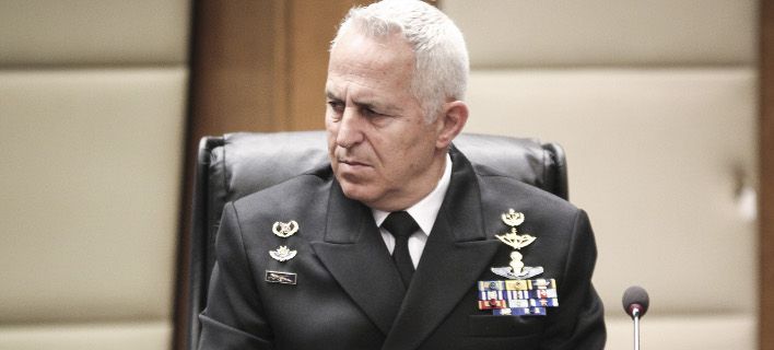 Ο αρχηγός ΓΕΕΘΑ ναύαρχος Αποστολάκης φαβορί για τη θέση του υπουργού Αμυνας μετά την παραίτηση Καμμένου
