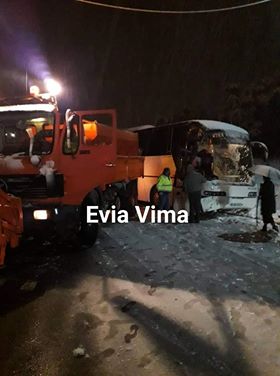 Τροχαίο στο Βέλος Αλιβερίου-Λεωφορείο έπεσε επάνω σε μηχάνημα αλατιέρας-ΦΩΤΟ&ΒΙΝΤΕΟ