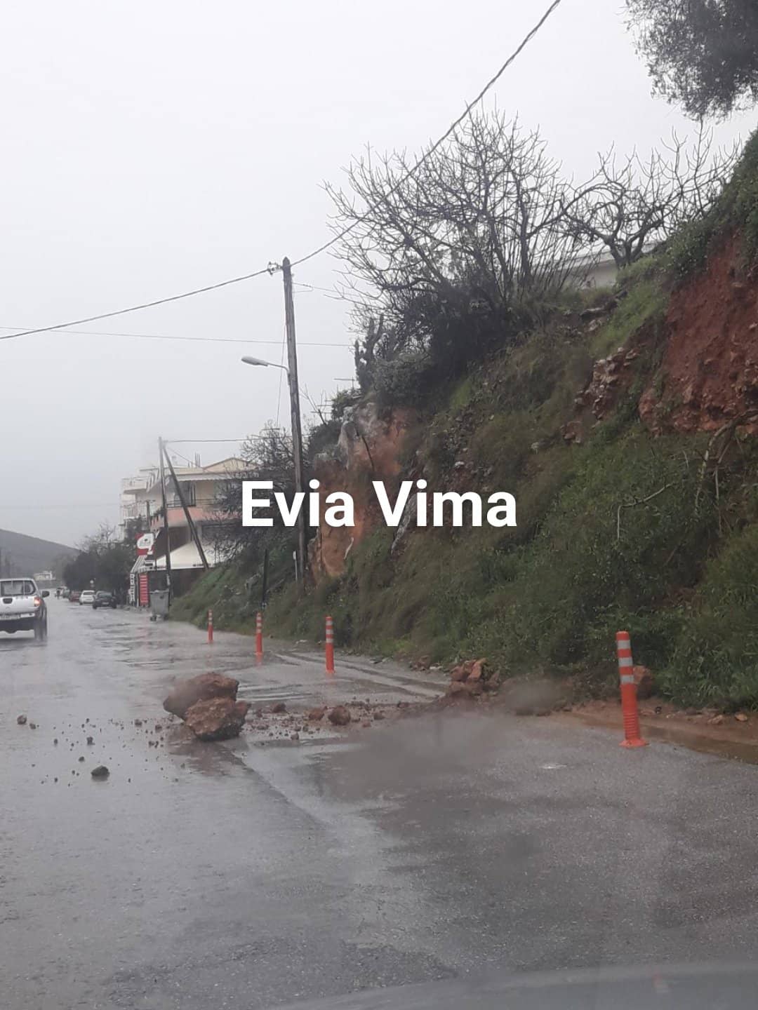 Πτώση βράχων τώρα στον περιφερειακό Αλιβερίου
