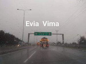 Χιονίζει στη Μαλακάσα- Μηχανήματα ρίχνουν αλάτι στο δρόμο