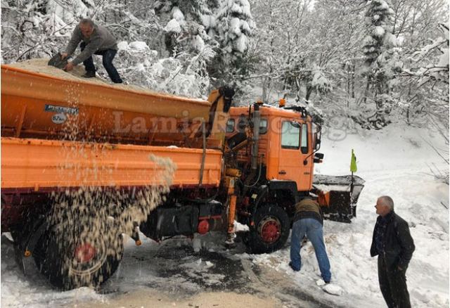 Φθιώτιδα: Μάχη με το χιονιά για απεγκλωβισμό δεκάδων ανθρώπων στο Γαρδίκι-ΦΩΤΟ