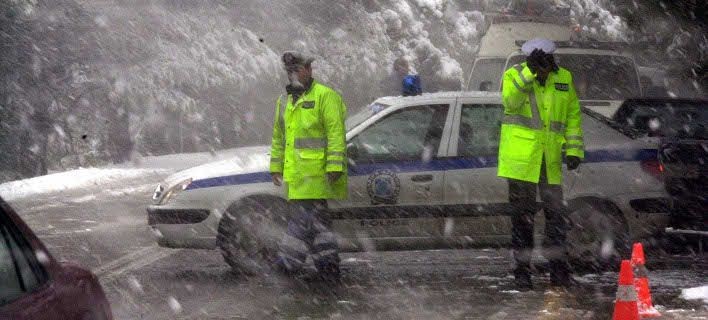 Χιονίζει ακατάπαυστα στην Αττική -Πού διακόπηκε η κυκλοφορία