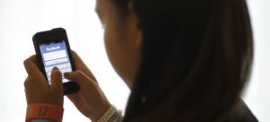 Ερευνα: Πώς η κατάχρηση των σόσιαλ μίντια επηρεάζει την ψυχική υγεία των εφήβων