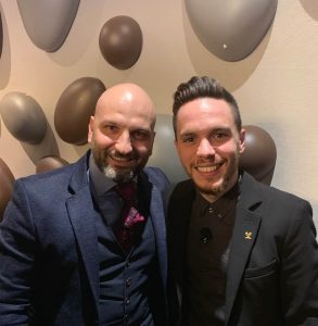 Του λέει τα μυστικά της επιτυχίας ο Πετρούνιας