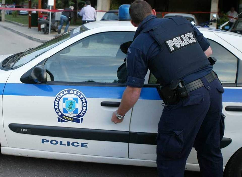 Άνδρας έβαλε δύο φωτιές – Έχει ταμπουρωθεί σε υπόγειο στα Εξάρχεια