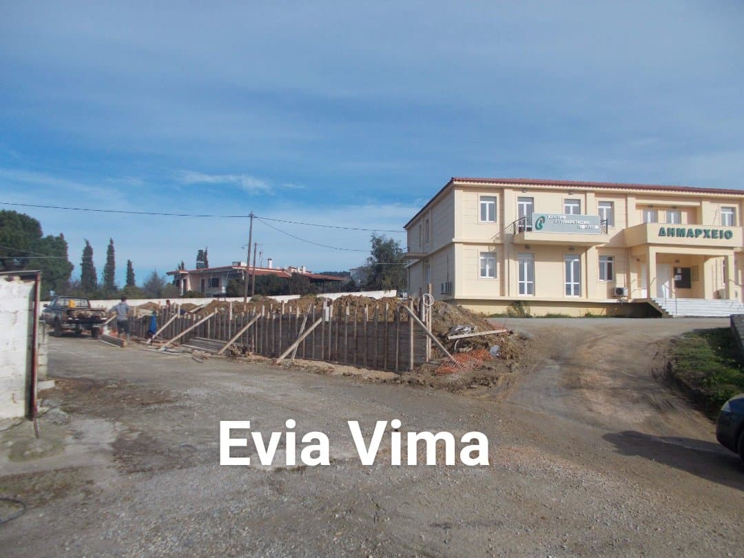 Ξεκίνησαν οι εργασίες διαμόρφωσης του περιβάλλοντα χώρου στο Δημαρχείο Κριεζών-ΦΩΤΟ
