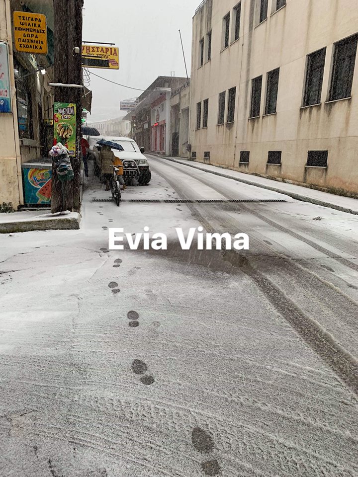 Συνεχίζεται η χιονόπτωση στην Κύμη-Βίντεο