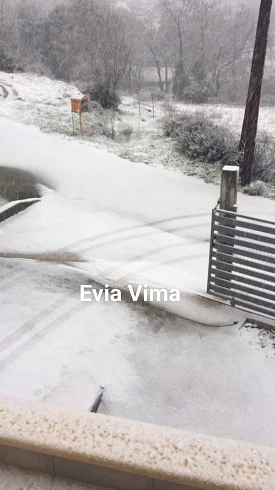 Χιονίζει και στο Νεοχώρι του Δ.Κύμης Αλιβερίου-ΦΩΤΟ