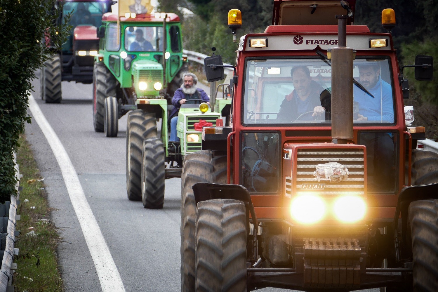 «Κόβουν» την Ελλάδα στα δύο με μπλόκα οι αγρότες