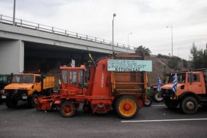 Οι αγρότες απειλούν να κόψουν την Ελλάδα στα δύο -Τους καλεί σε διάλογο η κυβέρνηση