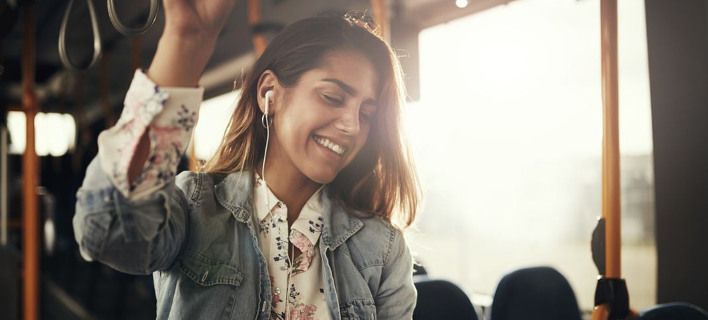 Πάνω από ένα δισεκατομμύριο νέοι άνθρωποι κινδυνεύουν να χάσουν την ακοή τους