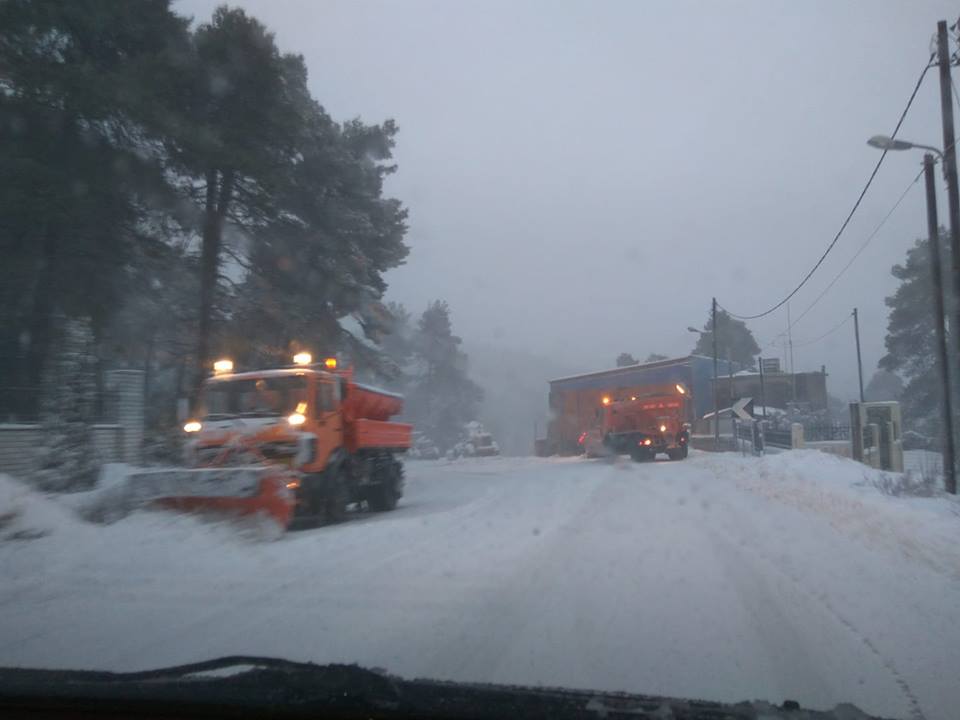 Στους δρόμους τα εκχιονιστικά μηχανήματα της Περιφέρειας