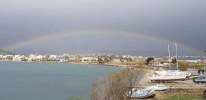 Ουράνιο τόξο πάνω από την πόλη του Αλιβερίου