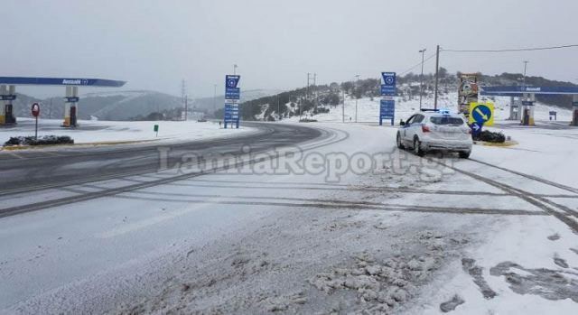 Χιονίζει στη Φθιώτιδα – Με αλυσίδες για Καρπενήσι