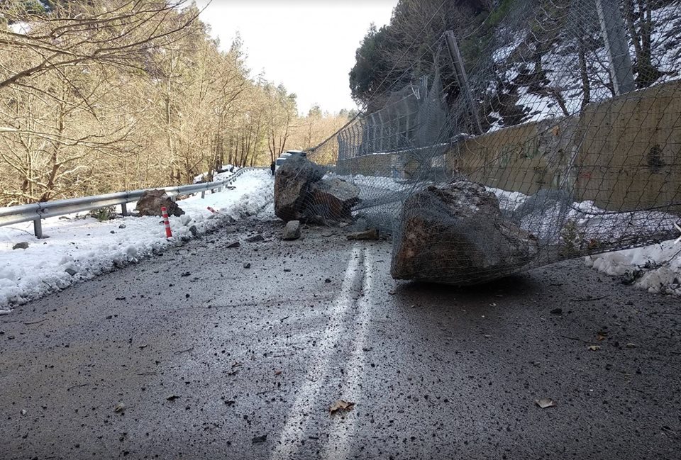 Κλειστός ο δρόμος στον Παγώντα από πτώσεις βράχων