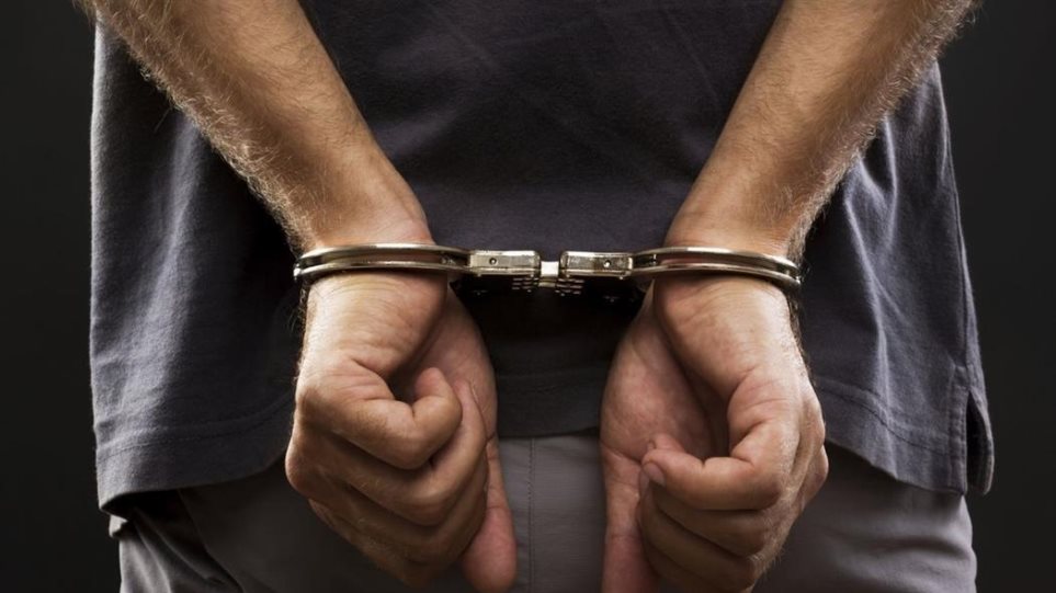 Συνελήφθη ημεδαπός στα Ψαχνά Ευβοίας, σε βάρος του οποίου εκκρεμούσαν σωρεία καταδικαστικών Αποφάσεων