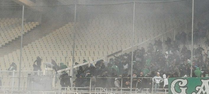 Οριστικό: Διακοπή στο ντέρμπι Παναθηναϊκός-Ολυμπιακός λόγω επεισοδίων