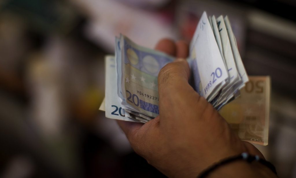 Μειώνεται το όριο συναλλαγών σε μετρητά