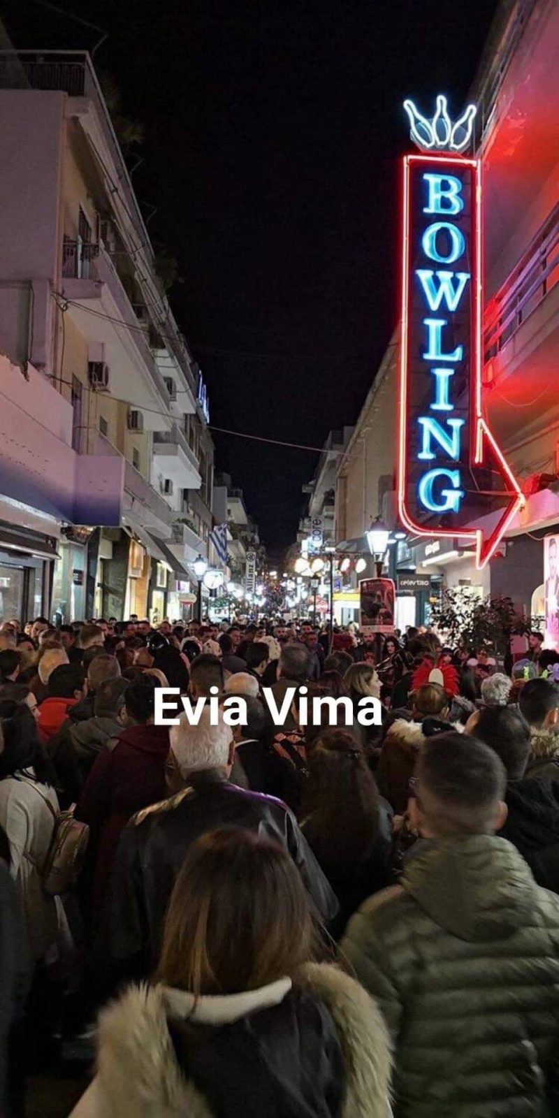 Βούλιαξε από κόσμο η αγορά της  Χαλκίδας στη Λευκή Νύχτα – ΦΩΤΟ