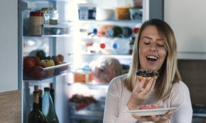 Αδυνάτισμα: Γιατί πρέπει να αποφεύγετε το βραδινό φαγητό