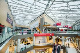 Γυναίκα έπεσε από τον 3ο όροφο του Mall στο Μαρούσι