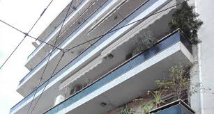 Γυναίκα με μωρό έπεσαν από τον 5ο όροφο πολυκατοικίας στον Νέο Κόσμο