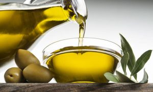 Πώς να αφαιρέσετε λεκέ από λάδι από τα ρούχα σας Πώς να αφαιρέσετε λεκέ από λάδι από τα ρούχα σας