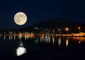 Έρχεται η… σούπερ «πανσέληνος των σκουληκιών»