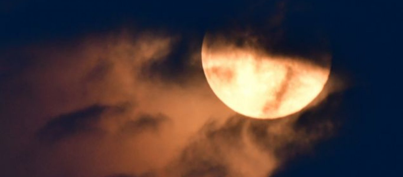 «Μαγεία» στον ουρανό: Η τελευταία υπερπανσέληνος του έτους συμπίπτει με την εαρινή ισημερία (φώτο)