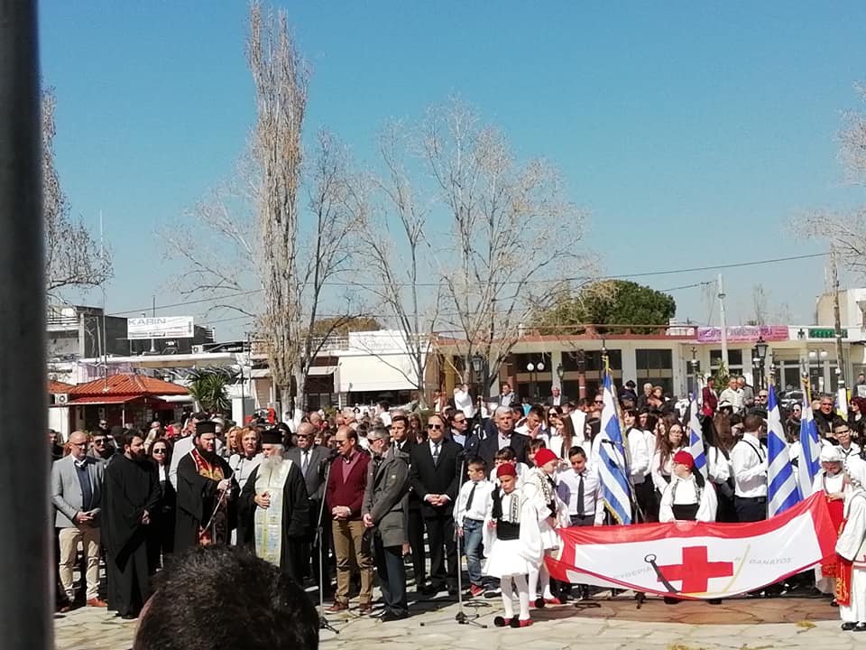 Πλήθος κόσμου στην παρέλαση στην Ερέτρια-ΦΩΤΟ