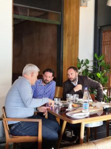 Πρωινό καφεδάκι σε συνδυασμό με πολιτική συζήτηση