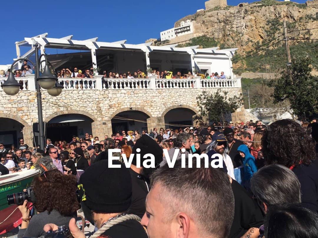 Χορεύουν και γλεντούν τα Κούλουμα στην πλατεία της Σκύρου-ΒΙΝΤΕΟ