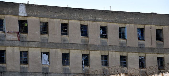 Μακελειό στον Κορυδαλλό: Ένας νεκρός, 8 τραυματίες – Η ανακοίνωση του υπ. Δικαιοσύνης