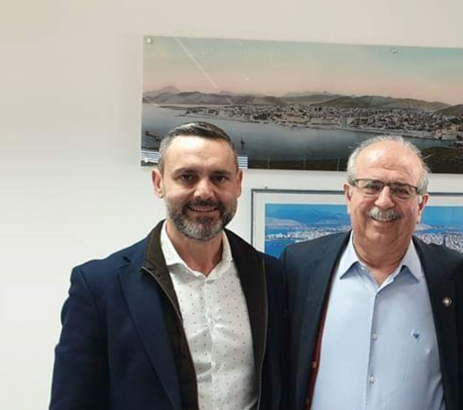 Τους επικροτούν και τους στηρίζουν