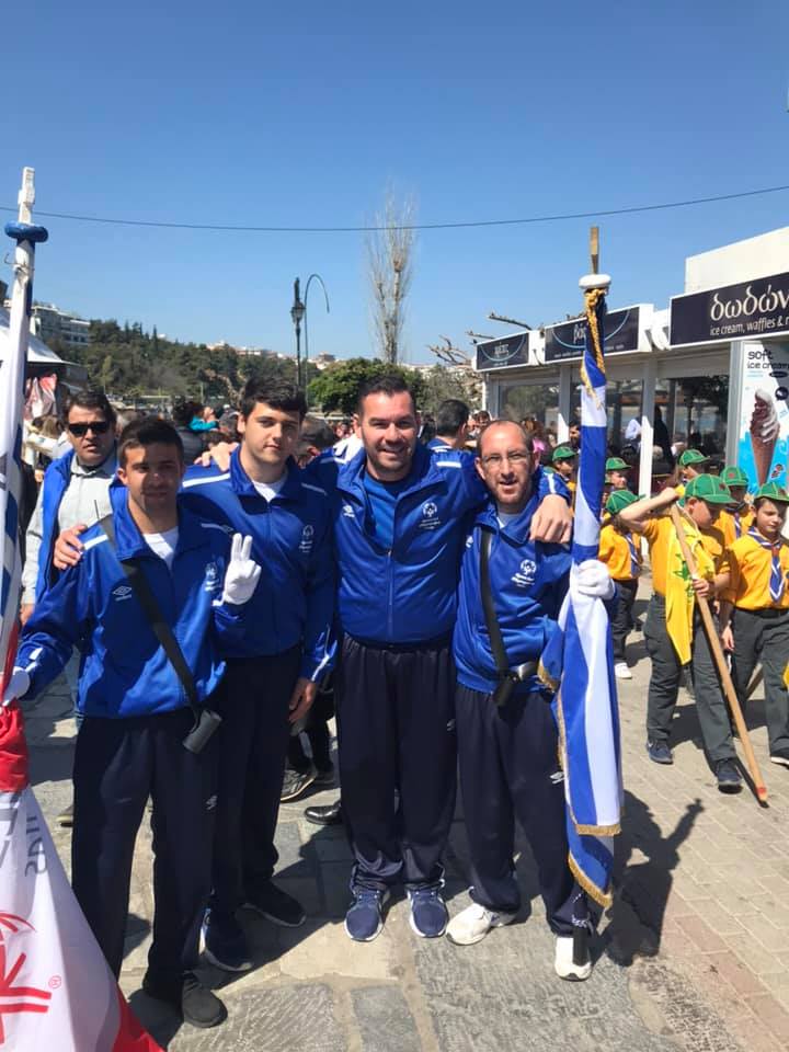 Με την ομάδα των Special Olympics παρέλασε ο Μπαρούτας-Θερμό χειροκρότημα