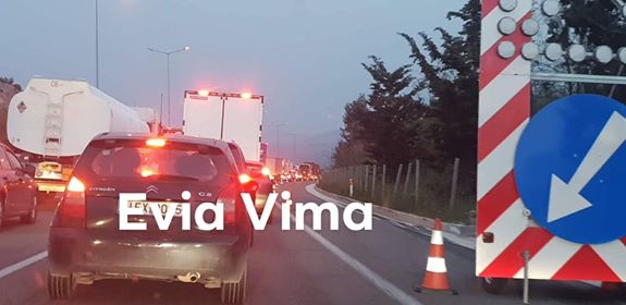 Ουρές χιλιομέτρων στη Μαλακάσα από εκτροπή νταλίκας-Αποκλειστικές ΦΩΤΟ