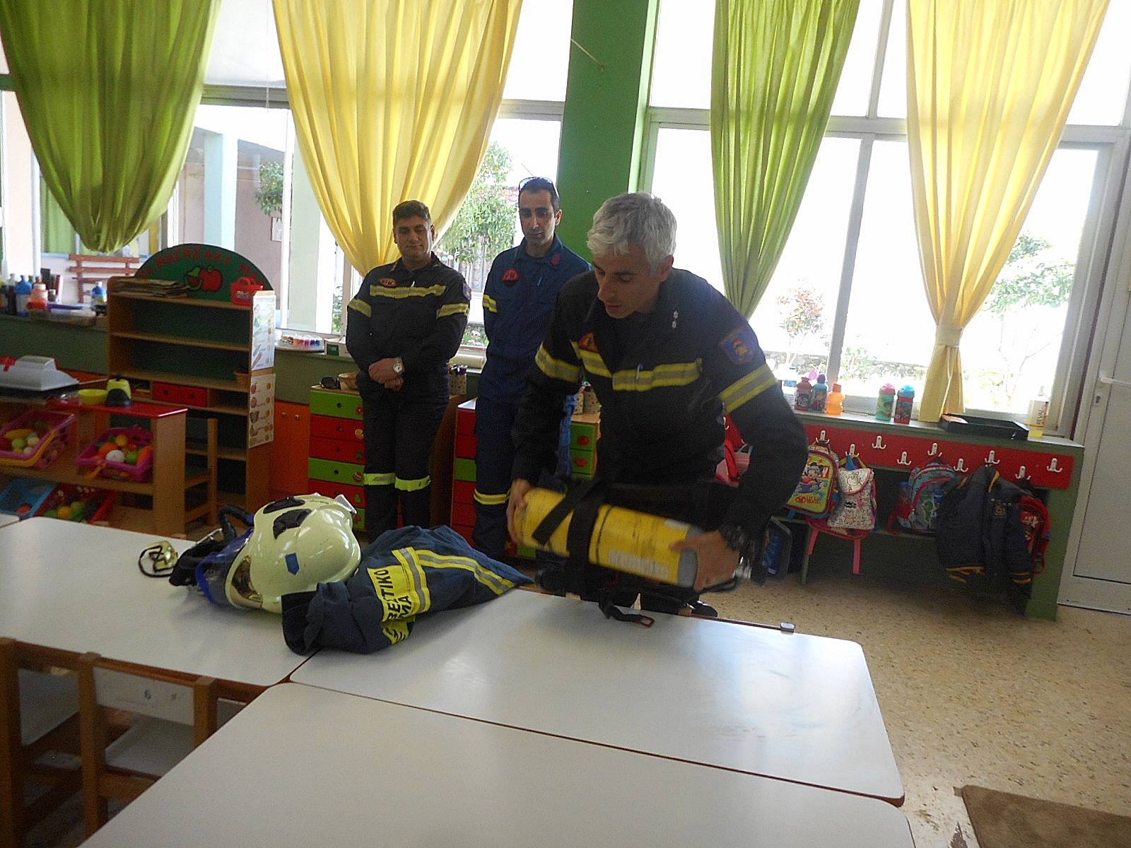 “Ενημερωτική επίσκεψη από το Πυροσβεστικό Κλιμάκιο Λίμνης στο Νηπιαγωγείο-ΦΩΤΟ