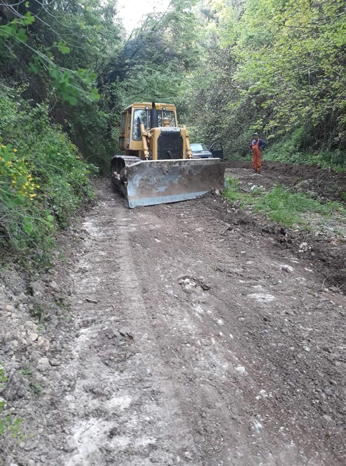 Σε καθαρισμό των αγροτικών δρόμων προχωρούν τα συνεργεία του Δήμου Ιστιαίας Αιδηψού