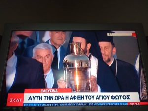 Έφτασε στη Αθήνα το Άγιο Φως στο στρατιωτικό αεροδρόμιο της Ελευσίνας-ΦΩΤΟ