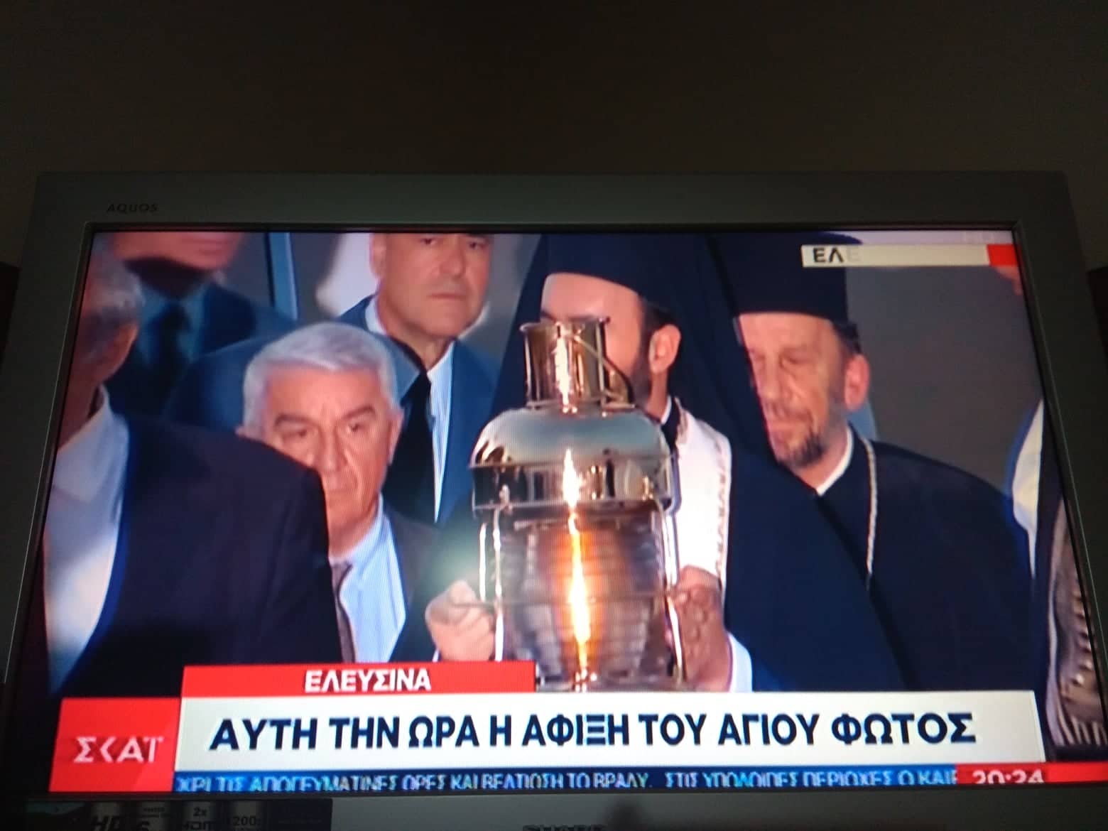 Έφτασε στη Αθήνα το Άγιο Φως στο στρατιωτικό αεροδρόμιο της Ελευσίνας-ΦΩΤΟ
