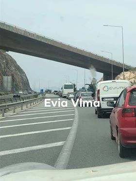 Απίστευτο μποτιλιάρισμα στην είσοδο της Χαλκίδας-Μεγάλη εισροή εκδρομέων στην Εύβοια – ΦΩΤΟ