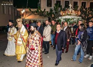 Στην περιφορά του επιταφίου  ο αντιδήμαρχος και ο Πρόεδρος