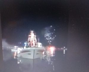 Άφιξη Αγίου φωτός με το αλιευτικό ‘Άρχοντας’ στο λιμάνι Καρύστου-ΒΙΝΤΕΟ