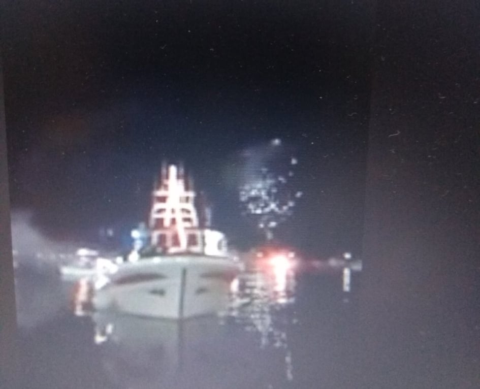 Άφιξη Αγίου φωτός με το αλιευτικό ‘Άρχοντας’ στο λιμάνι Καρύστου-ΒΙΝΤΕΟ
